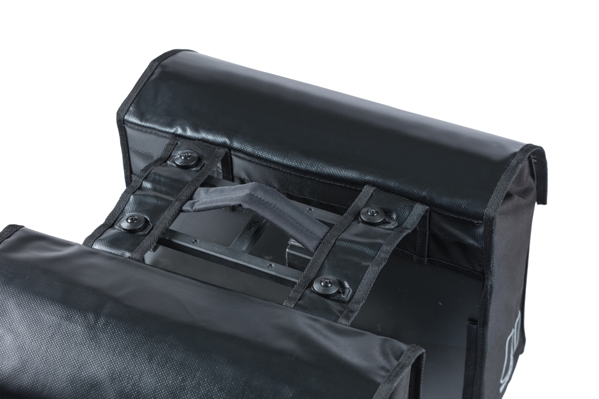 Taskesæt (sort) fra Basil model Urban Load MIK. Vol. 48-53 L, vandafvisende materiale (tarpaulin)  og volumen kan reguleres. MIK montering